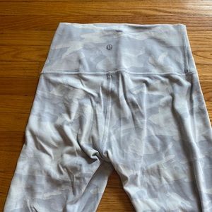 Lululemon Size 4 White Camo Leggings